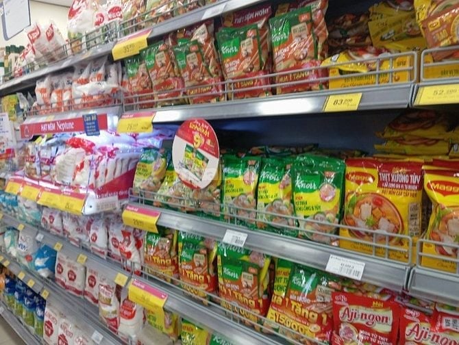 Tập hóa cần 3 Nam Nữ phụ bán hàng trong coi cửa hàng 