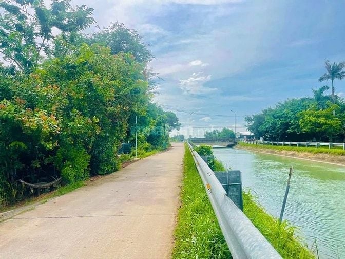 Bán gấp đất MT kênh Đông thích hợp làm nhà vườn giá cực tốt chỉ 700 tr