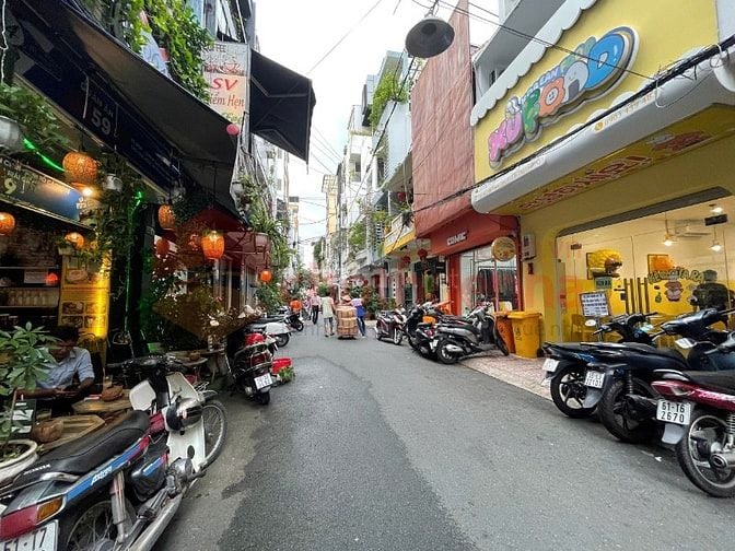 Cho thuê nhà nguyên căn mặt tiền đường xe hơi - con đường sầm uất phố 