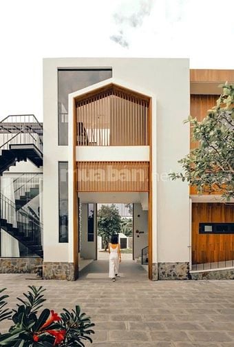 Villa mới hoàn thiện, trang bị nội thất cao cấp - diện tích sân sau lớ