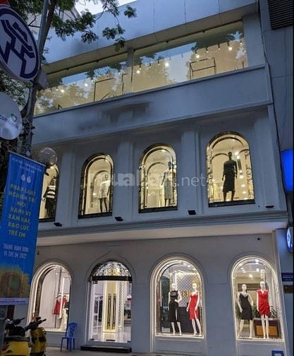 Cho thuê nhà mặt phố Bà Triệu 250m2 x 3 tầng, mặt tiền 10m, giá 250tr