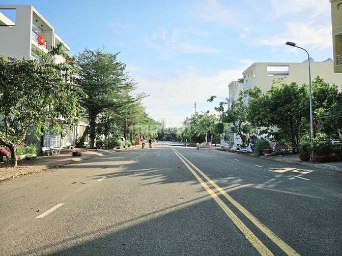 Bán nhà bằng giá đất đường 30m KDC kế Global City 