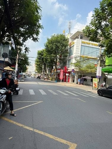 Bán gấp nhà MT Nguyễn Hồng Đào; 4*16m, 3 lầu, vị trí đẹp - giá tốt