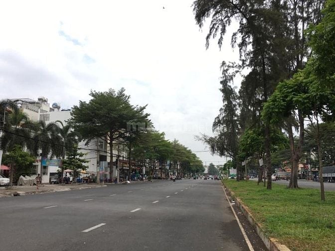 Nhà MT Vành Đai Trong, 18 x 50m2, cấp 4, giá 156 triệu/m2. (Tín Hưng)