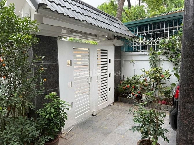 Cần bán gấp biệt thự 200m mặt phố đt Việt hưng. Cần bán thật nhanh