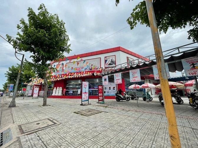 Siêu thị NT Hết HĐ cho thuê showroom 855 Quang trung, Dt 40x60m2 550tr