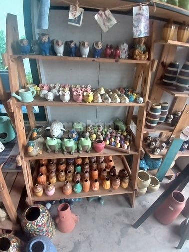 Sang tiệm gốm đang hoạt động tại thị trấn gia ray đồng nai