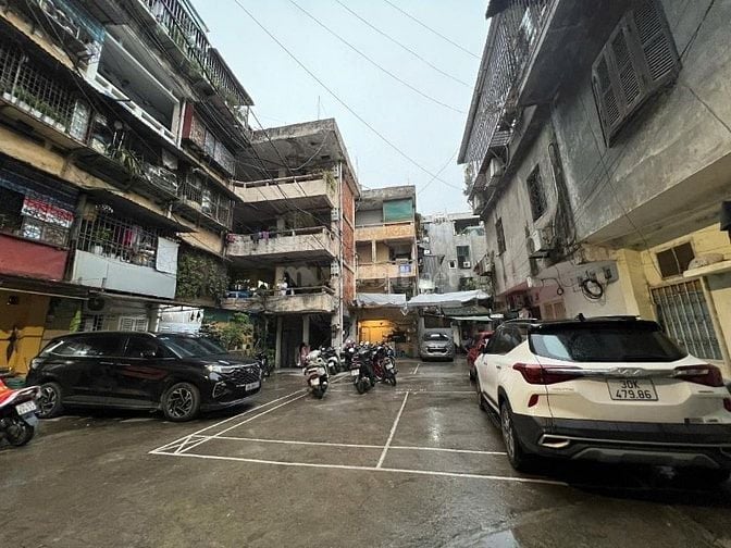 Tập thể Thanh Nhàn. Hai Bà Trưng. Hà Nội. Ô tô tránh nhau. Ô tô dừng đ