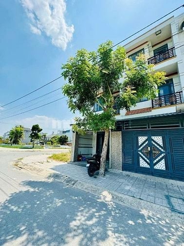 BÁN NHÀ 2 MẶT TIỀN . 3 TẦNG BTCT, ĐƯỜNG 10M, VĨA HÈ RỘNG