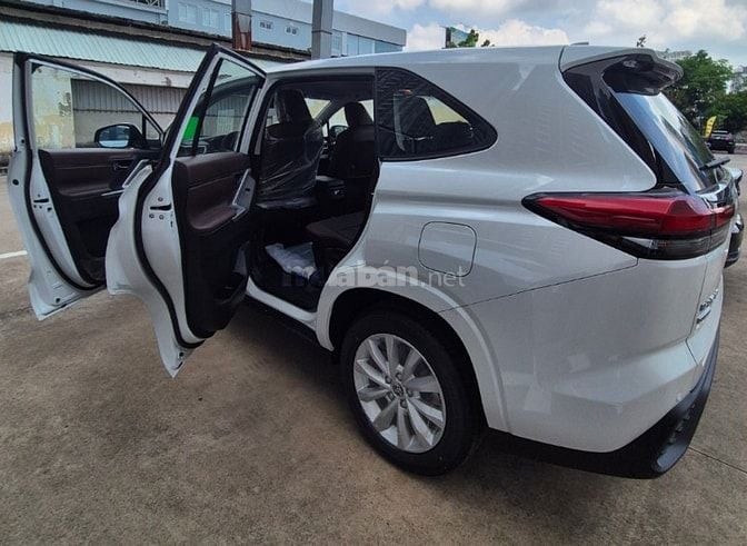 Xe 7 chỗ đời mới ,nhận đưa đón khách tham quan, cưới hỏi về thăm quê. 