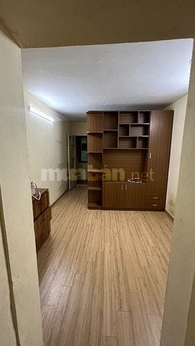 Chính chủ cho thuê căn hộ tập thể tầng 3 mặt đường khu HBT