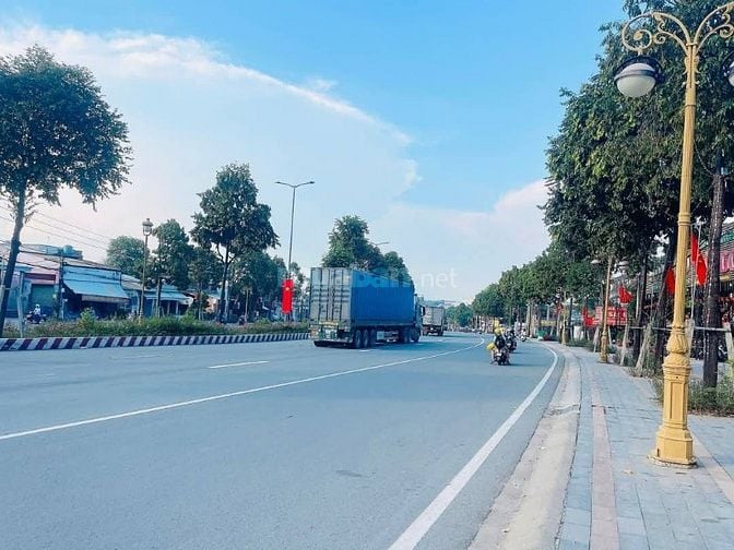 CHO THUÊ 2300M2 KHO XƯỞNG MT PHẠM NGỌC THẠCH - TDM: 0815422197