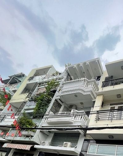 Gấp , bán nhà Đẹp  4x15 ,3 lầu . Hẻm oto tránh nhau Lạc Long Quân 
