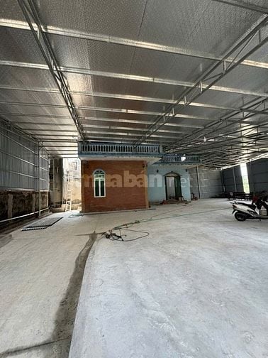 Cho thuê nhà xưởng 400 m2, có 1 nhà điều hành 2 tầng, mặt tiền 17m, 