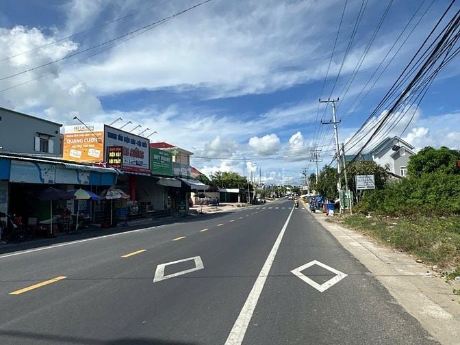 Lô Đất Sát Biển, Mặt Tiền Nhựa, Sẵn Thổ Cư, 10x40 Giá Cực Tốt