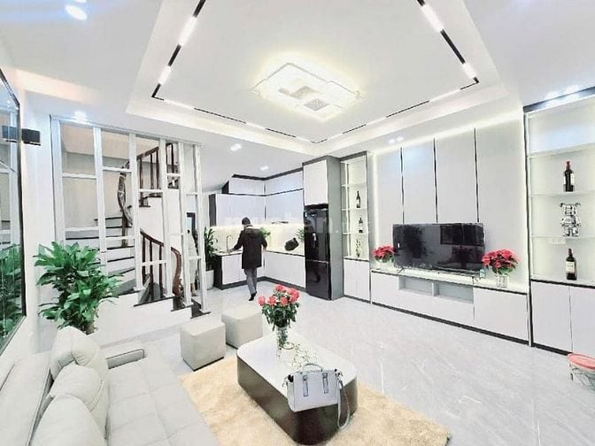 Chỉ 9,8 tỷ nhà mặt ngõ HBT. 3 nhà ra phố. Kinh doanh - ô tô đỗ cửa.