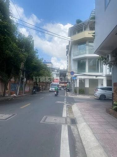 Quận 4: Bán nhà mặt tiền khu cao tầng. Ngang khủng 8m