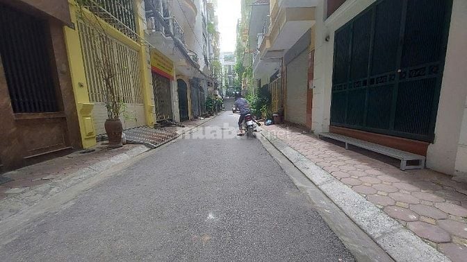 Khu Văn Cao - Hoàng Hoa Thám. DT 105m2. MT 8m. Xây 5 tầng. Ô tô tránh
