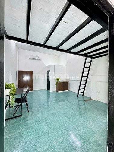 Phòng sát ngã 3 Vạn Kiếp vs Phan Xích Long. Ban công,cửa sổ, nội thất