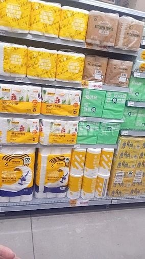Cửa hàng cần hai bạn giao hàng
