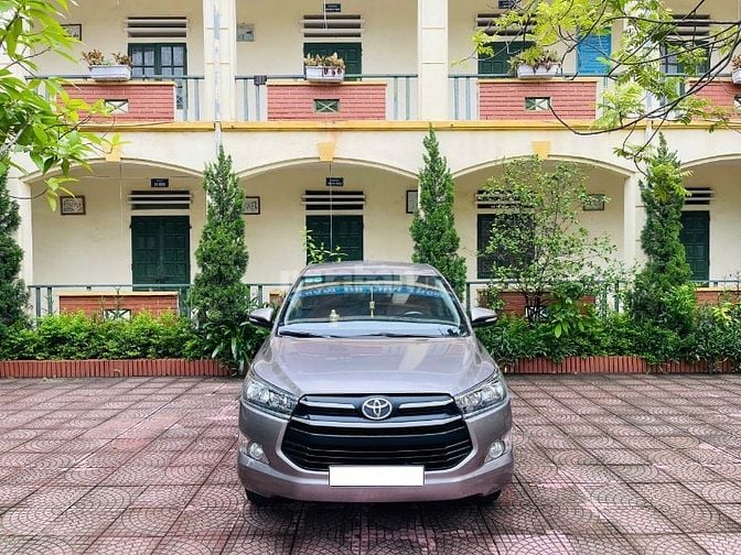 Gia đình tôi cần bán chiếc xe ô tô Toyota Innova 2.0E màu xám vàng