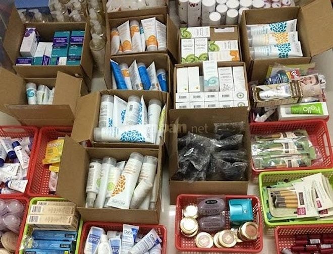 ✅ Chị Cần Ngay 06 Nhân Viên Đóng Gói Dán Nhãn Mặt Hàng Hoá Mỹ Phẩm 