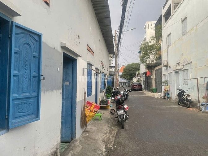 GẦN CHỢ THỦ ĐỨC - PHẠM VĂN ĐỒNG - CẤP 4 - 76M VUÔNG (4.5 X 17 ) LÔ GÓC