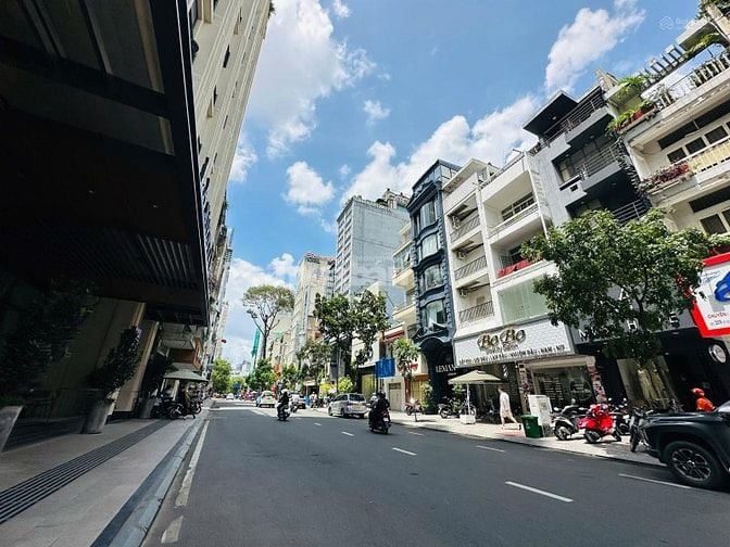 Bán nhà mặt phố 207 Lý Tự Trọng, P. Bến Thành, Q1