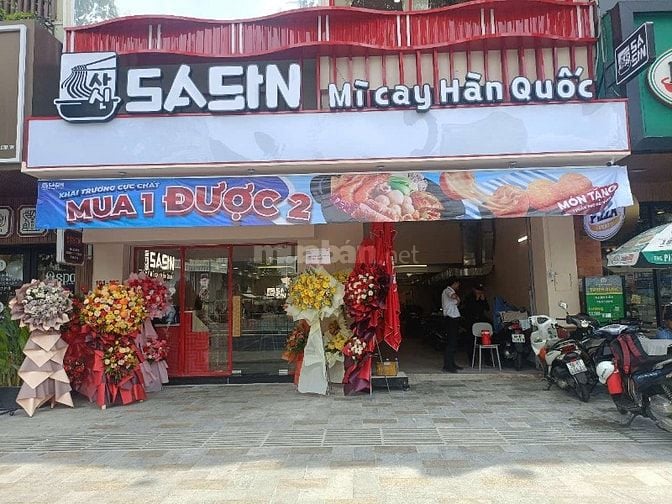 CẦN GẤP 1 NAM GIỮ XE QUÁN MÌ CAY SASIN TỪ 17H - 22H 
