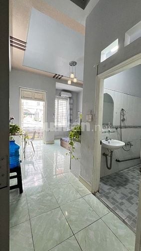 Chình chủ cho thuê phòng Ban Công Lầu 1 cực rộng thông thoáng