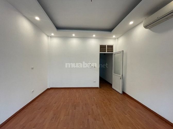 Nhà riêng mặt bờ sông đường hoàng mai tam trinh dt90m2x3t  giá 18tr 