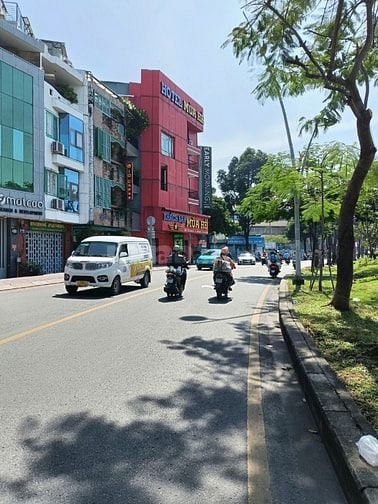 Cần bán gấp nhà 4 tầng, MT Trường Sa, HĐ thuê 55 triệu/tháng