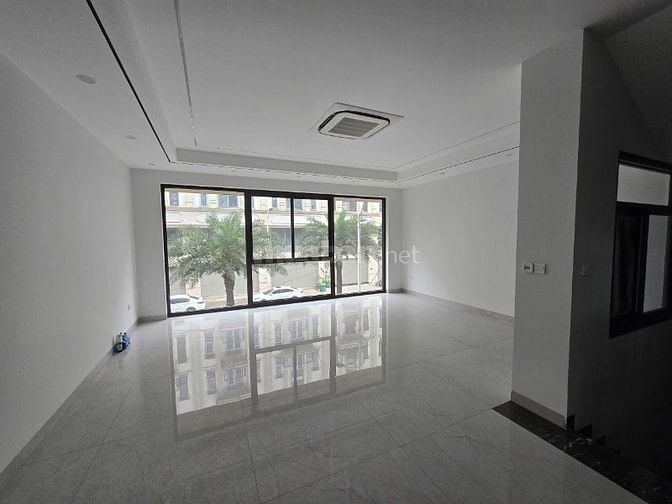 cho thuê làm văn phòng, mặt tiền rộng, thoáng, 2 mặt đường
