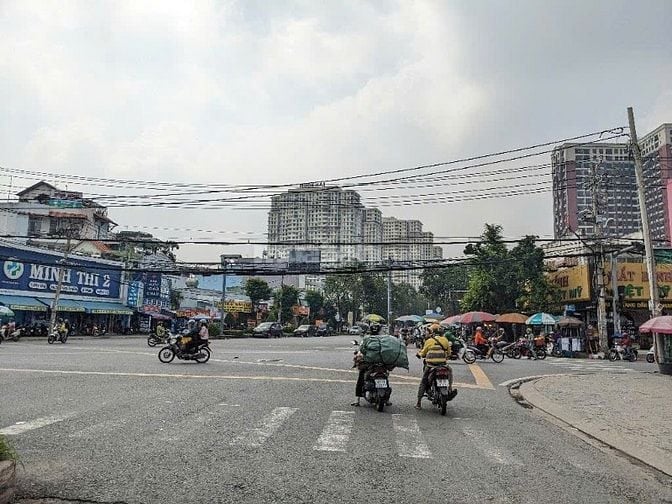 Nhà phố mặt đường Nguyễn Lương Bằng Quận 7, Ngang hơn 5 m chỉ 13 tỷ.