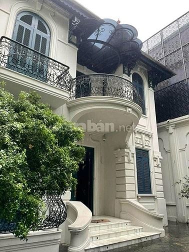 Cho thuê biệt thự sân vườn Ba Đình 400m2 x 5 tầng, thang máy, MT 13m
