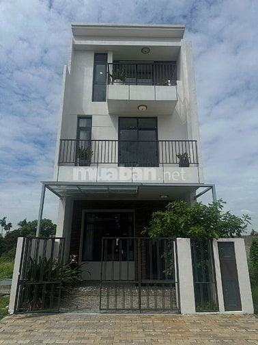 Nhà phố với thiết kế hiện đại sang trọng, giá tốt nhất khu vực!”