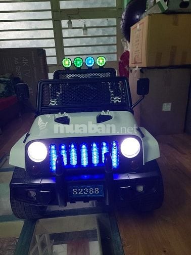 Bán xe jeep em bé chạy điện chở đc 2 bé 