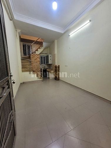 Cho thuê nhà phố Đội Cấn, gần chợ Ngọc Hà, 3 tầng, DT sử dụng 60m2