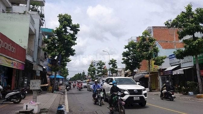 Bán nhà mặt tiềnLê Thị Hà:448,4m2.Rộng14,5m.Đang cho thuê 130 tr/th