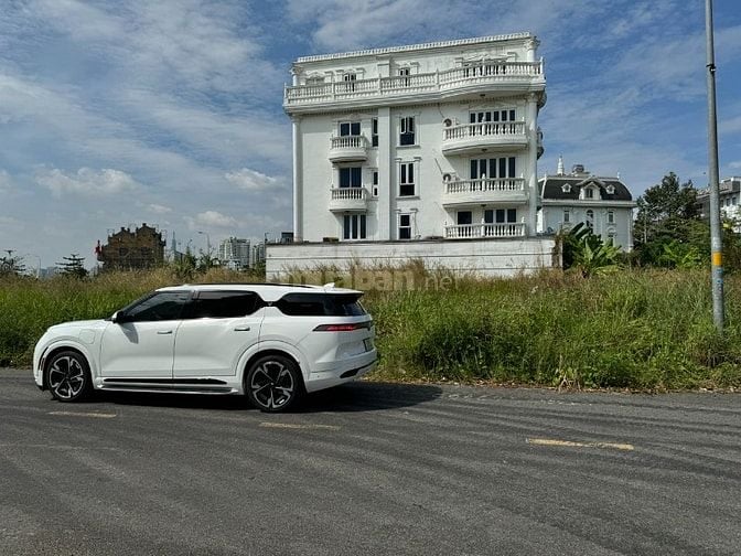Bán xe Vinfast VF9 màu trắng nội thất xanh đậm 