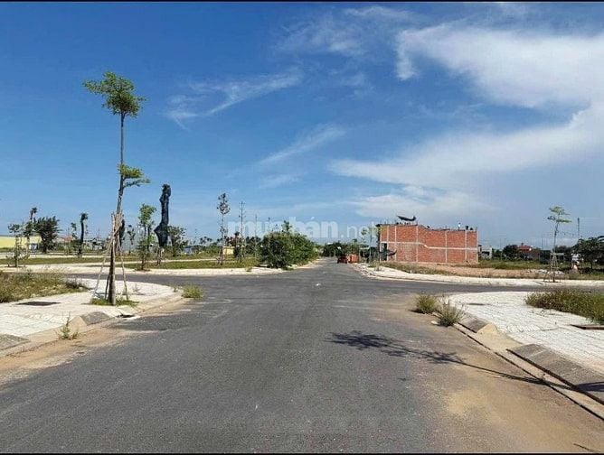 Cần bán lô mặt tiền 100m-990Tr sổ sẵn ngay đường Đại Lộ Sân Bay LT