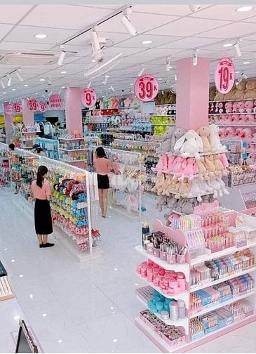 CỬA HÀNG CẦN 3NAM NỮ ĐĐỨNG BÁN HÀNG TẠI QUẦY 