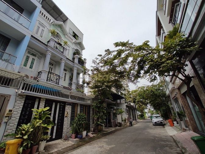 Bán nhà trệt 2 lầu sân thượng, sổ hồng, 80m2 chính chủ tại Nhà Bè.