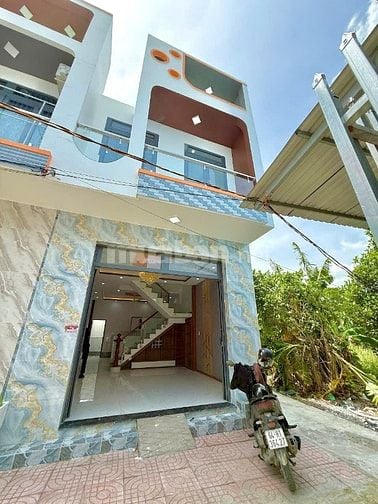 NHÀ ĐẸP 1 TRỆT 1 LẦU CHỢ TRUNG THÀNH - CẦN GIUỘC - LONG AN