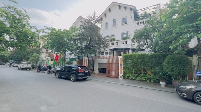 Bán BTLàng Việt Kiều Châu Âu đường Nguyễn Văn Lộc DT 200m2 giá 47.9 tỷ