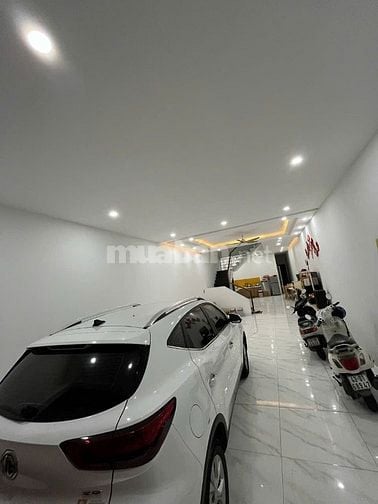 Nhà nguyên căn cho thuê 3 tầng: 2 tầng ở + 1 tầng sân thưọng