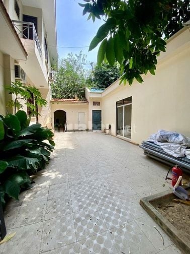 Cho thuê biệt thự sân vườn 1000m2 ngay tại Nguyễn Văn Đậu, Bình Thạnh