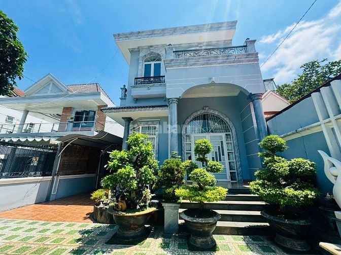 Biệt thự cách đường Phạm Văn Thuận 200m sổ hồng 262m2 giá chỉ 11 tỷ