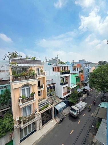 BÁN NHÀ MẶT TIỀN GIÁP QUẬN 10 GIÁ RẺ NHẤT KHU, 65M2, 5 TẦNG MỚI ĐẸP