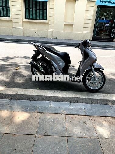 Xe tay ga SH 125 màu bạc nguyên bản